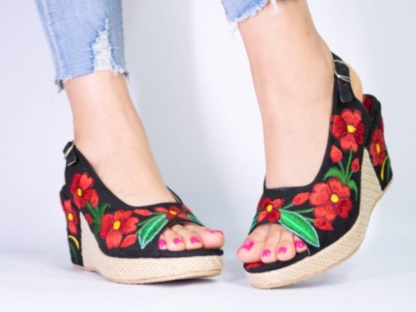 Sandali con zeppa floreali - immagine 4