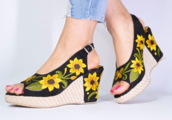 Sandali con zeppa floreali