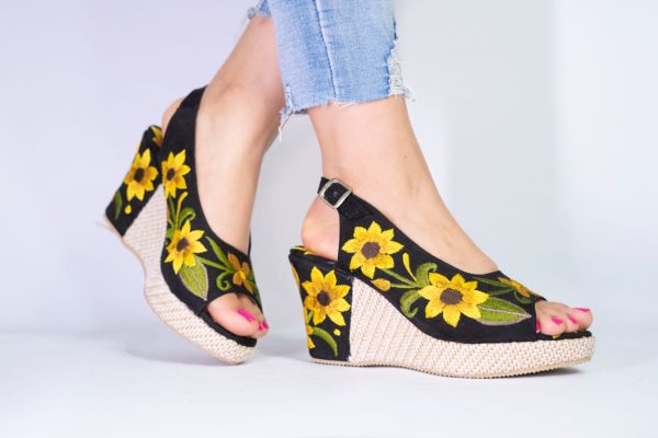 Sandali con zeppa floreali - immagine 3