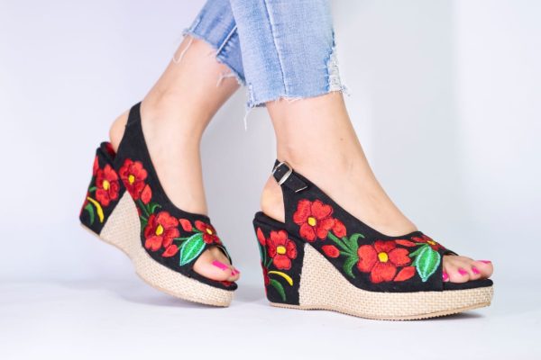 Sandali con zeppa floreali - immagine 2