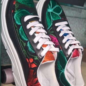 scarpe da ginnastica numero 37 pezzo e disegno unico cucite a mano con fantasia floreale e con suola memory foam