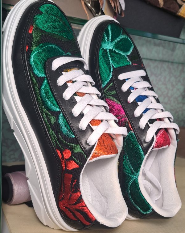 scarpe da ginnastica numero 37 pezzo e disegno unico cucite a mano con fantasia floreale e con suola memory foam