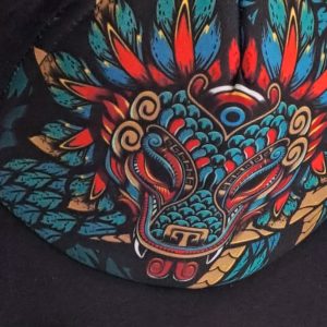 cappellino marca larva con dio azteco piumato Quetzalcoatl