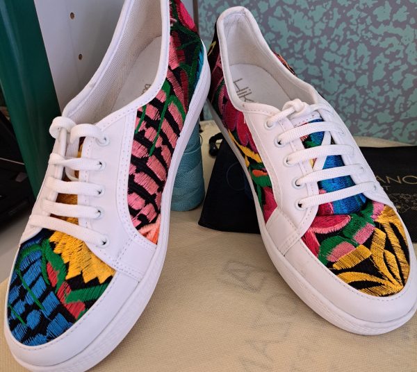 scarpe artigianali cucite a mano con fantasia floreale e suola memory foam numero e disegno unico nel suo motivo 39,5