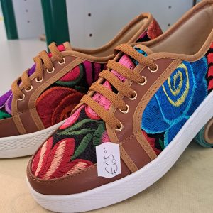 scarpe artigianali taggliate e cucite a mano con fantasia floreale unica nel suo genere e con suola memory foam numero disponibile 37