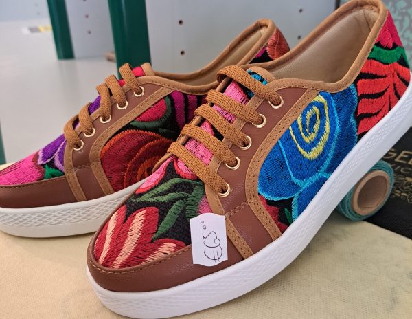 scarpe artigianali taggliate e cucite a mano con fantasia floreale unica nel suo genere e con suola memory foam numero disponibile 37