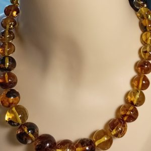 collana d ambra gialla sferica in proporzione con, al suo interno , sedimenti fossili .. bellissima opera artigianale certificata composta da gancio d argento 925 e filo di nylon/acciaio fossilizzazione stimata 45 milioni di anni provenienza Chiapas Messico