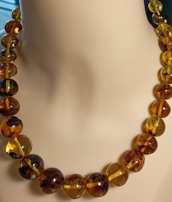 collana d ambra gialla sferica in proporzione con, al suo interno , sedimenti fossili .. bellissima opera artigianale certificata composta da gancio d argento 925 e filo di nylon/acciaio fossilizzazione stimata 45 milioni di anni provenienza Chiapas Messico